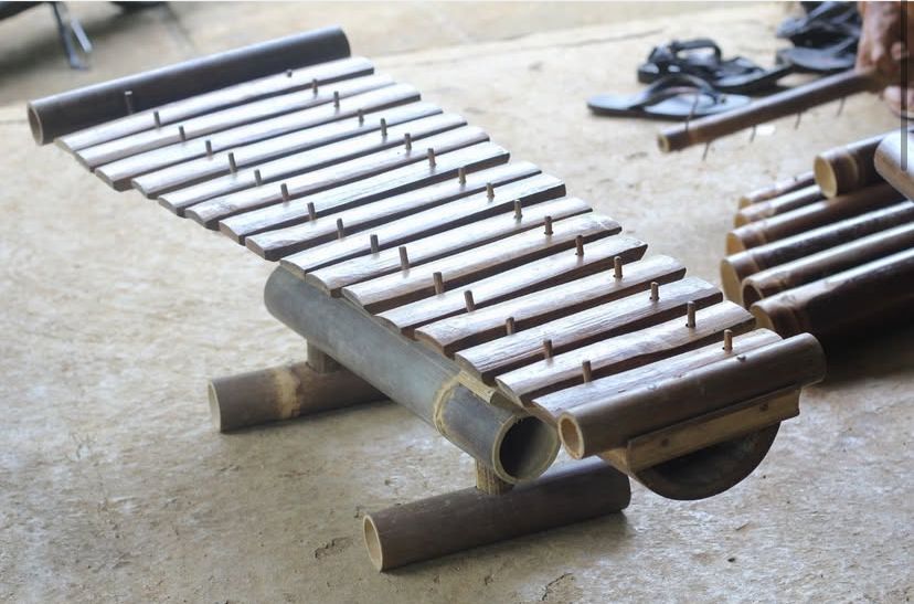 Saron Awi (Saron Bambu) duduk